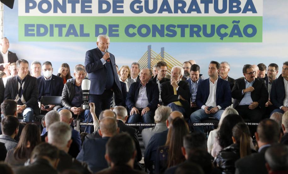Governador lança edital de construção da Ponte de Guaratuba, que resolve gargalo histórico do Litoral. Ratinho Junior lançou nesta sexta-feira (1) o edital de contratação integrada dos projetos e da construção. Com 1.244 metros de extensão, a ponte terá uma seção estaiada de 320 metros, que vai permitir a navegação pela baía.