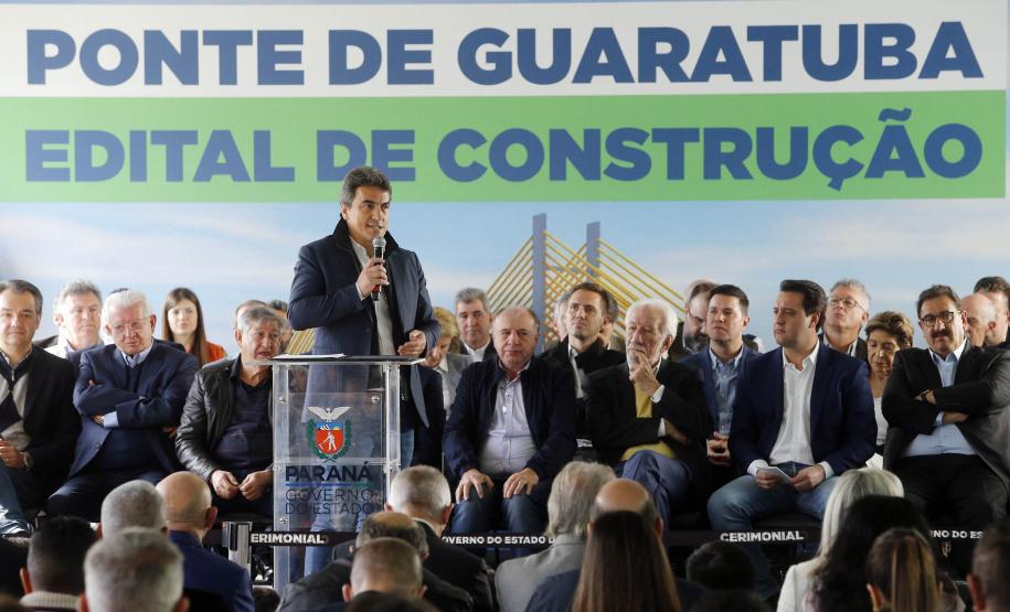 Governador lança edital de construção da Ponte de Guaratuba, que resolve gargalo histórico do Litoral. Ratinho Junior lançou nesta sexta-feira (1) o edital de contratação integrada dos projetos e da construção. Com 1.244 metros de extensão, a ponte terá uma seção estaiada de 320 metros, que vai permitir a navegação pela baía.