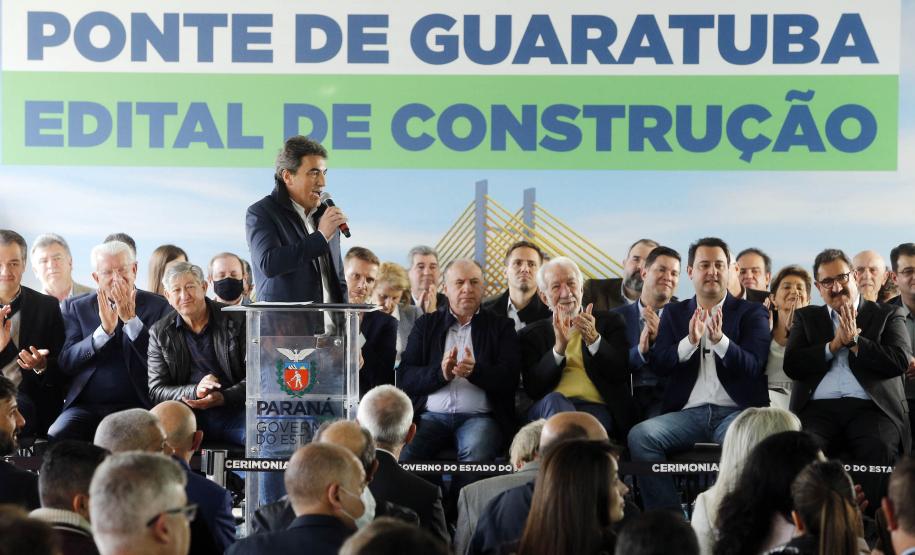 Governador lança edital de construção da Ponte de Guaratuba, que resolve gargalo histórico do Litoral. Ratinho Junior lançou nesta sexta-feira (1) o edital de contratação integrada dos projetos e da construção. Com 1.244 metros de extensão, a ponte terá uma seção estaiada de 320 metros, que vai permitir a navegação pela baía.