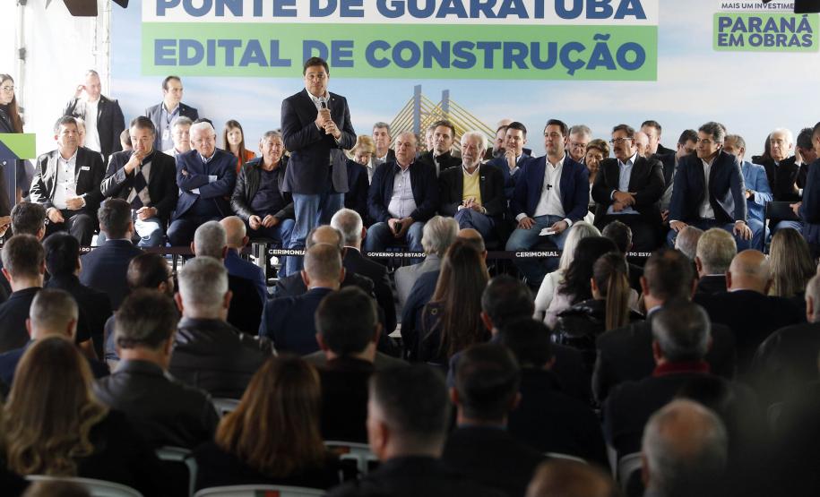 Governador lança edital de construção da Ponte de Guaratuba, que resolve gargalo histórico do Litoral. Ratinho Junior lançou nesta sexta-feira (1) o edital de contratação integrada dos projetos e da construção. Com 1.244 metros de extensão, a ponte terá uma seção estaiada de 320 metros, que vai permitir a navegação pela baía.
