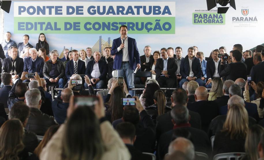 Governador lança edital de construção da Ponte de Guaratuba, que resolve gargalo histórico do Litoral. Ratinho Junior lançou nesta sexta-feira (1) o edital de contratação integrada dos projetos e da construção. Com 1.244 metros de extensão, a ponte terá uma seção estaiada de 320 metros, que vai permitir a navegação pela baía.