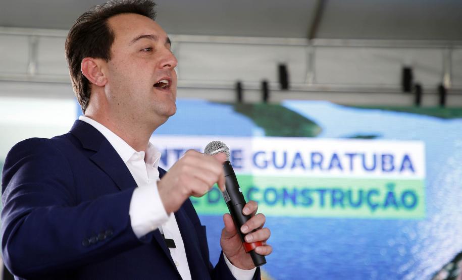 Governador lança edital de construção da Ponte de Guaratuba, que resolve gargalo histórico do Litoral. Ratinho Junior lançou nesta sexta-feira (1) o edital de contratação integrada dos projetos e da construção. Com 1.244 metros de extensão, a ponte terá uma seção estaiada de 320 metros, que vai permitir a navegação pela baía.