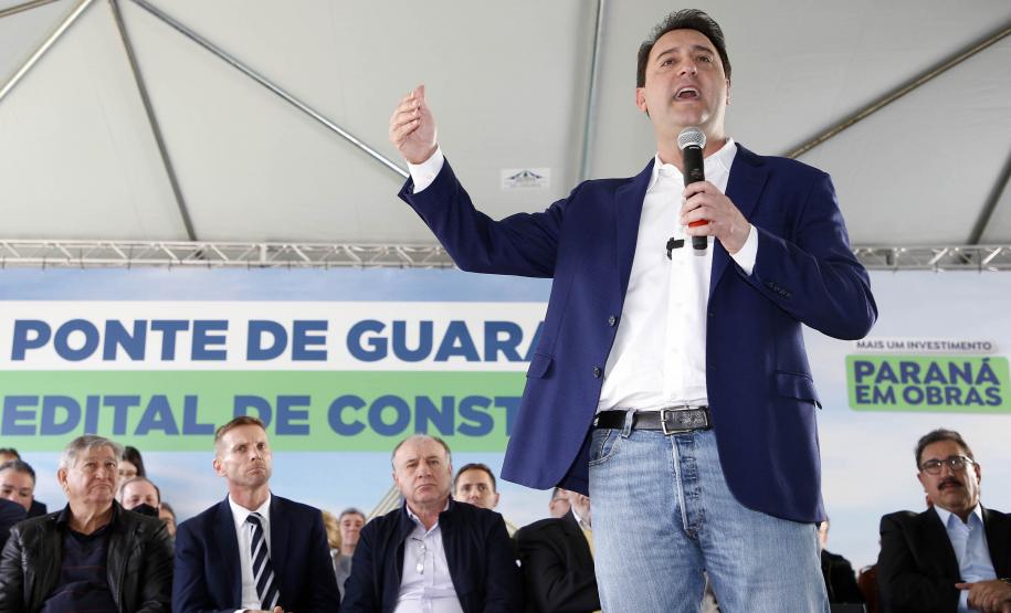 Governador lança edital de construção da Ponte de Guaratuba, que resolve gargalo histórico do Litoral. Ratinho Junior lançou nesta sexta-feira (1) o edital de contratação integrada dos projetos e da construção. Com 1.244 metros de extensão, a ponte terá uma seção estaiada de 320 metros, que vai permitir a navegação pela baía.