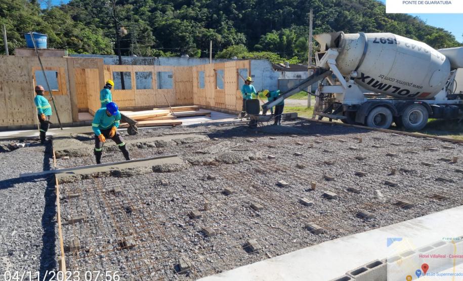 Execução da concretagem do piso no Canteiro Administrativo
