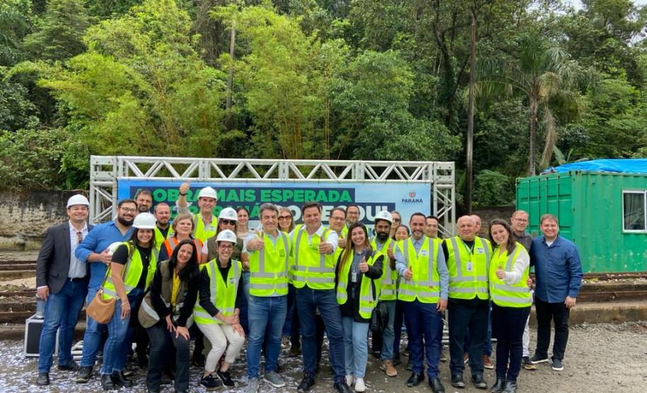 Equipes do DER/PR, SEIL e CSPG comemoram a retomada das atividades no marco da Ponte de Guaratuba, no canteiro de obras industriais liberado após queda da liminar que suspendia a Licença Prévia.