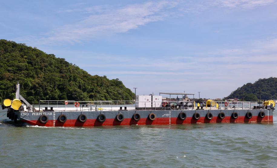 Balsa Perpetuar chega na Baía de Guaratuba para apoio marítimo da construção da ponte