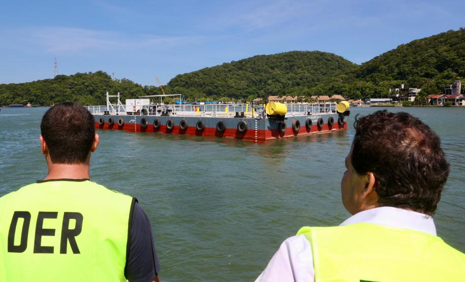 Governador Ratinho Junior e Secretário SEIL Sandro Alex recebem a segunda balsa de apoio marítimo em Guaratuba