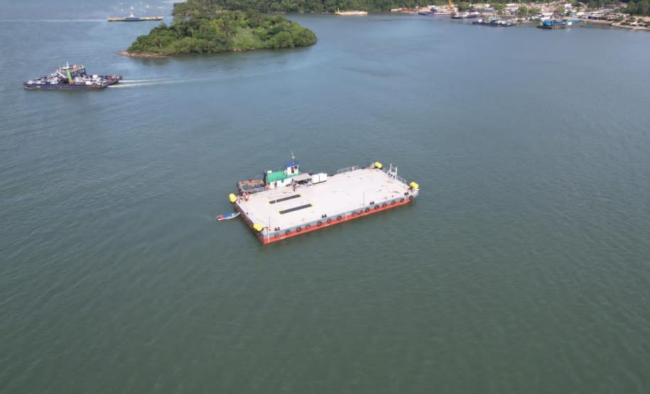 Vista aérea da balsa que vai apoiar a construção da Ponte de Guaratuba