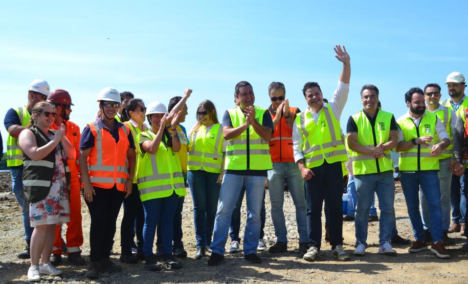 Equipes comemoram a chegada da segunda balsa de apoio marítimo em Guaratuba