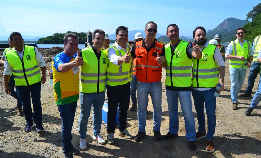 Governador Ratinho Junior comemora a chegada da segunda balsa de apoio marítimo