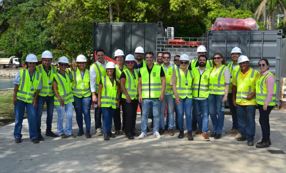 Equipe reunida para receber a segunda balsa de apoio marítimo em Guaratuba