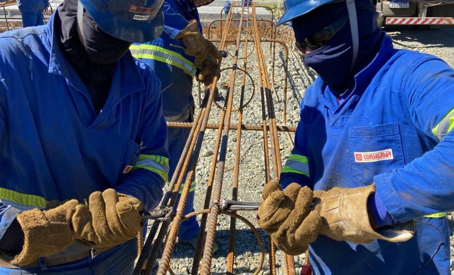 Trabalhadores no Canteiro Industrial da Ponte de Guaratuba