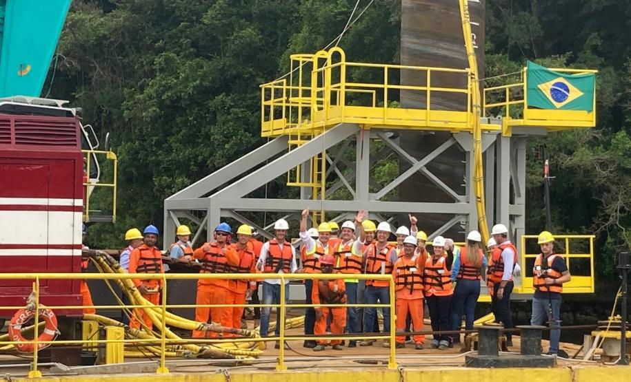 Governador e diretores embarcados na Balsa Crescer para a primeira fundaçao