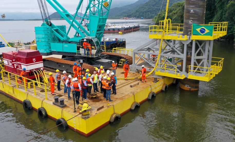 Governador e diretores embarcados na Balsa Crescer para a primeira fundaçao