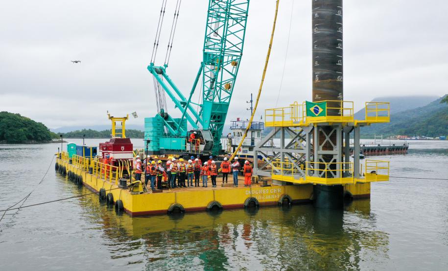 Governador e diretores embarcados na Balsa Crescer para a primeira fundaçao