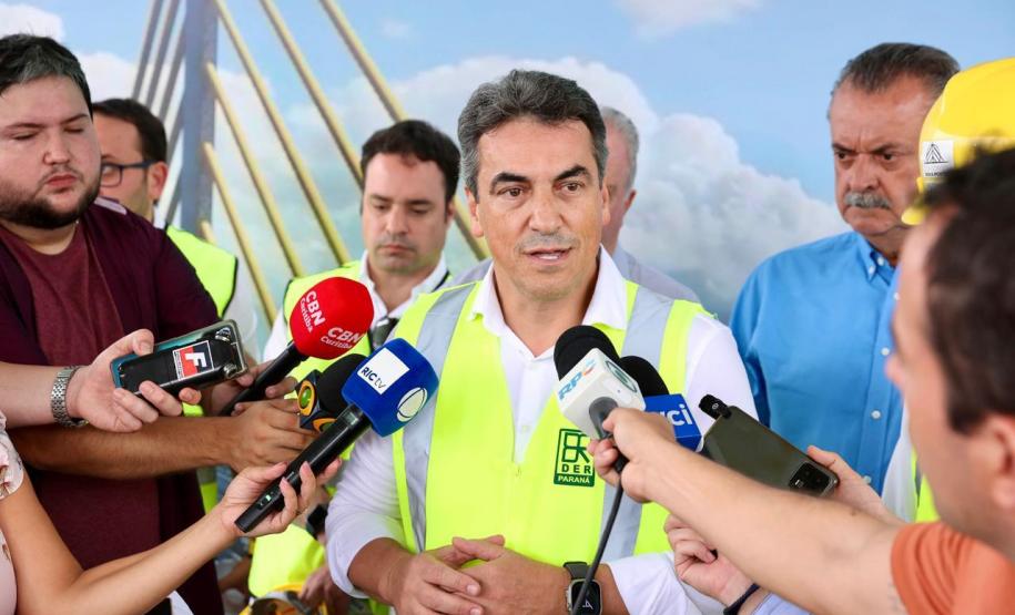 O Diretor Presidente do DER/PR, Fernando Furitatti, em coletiva de imprensa sobre a emissão da LI