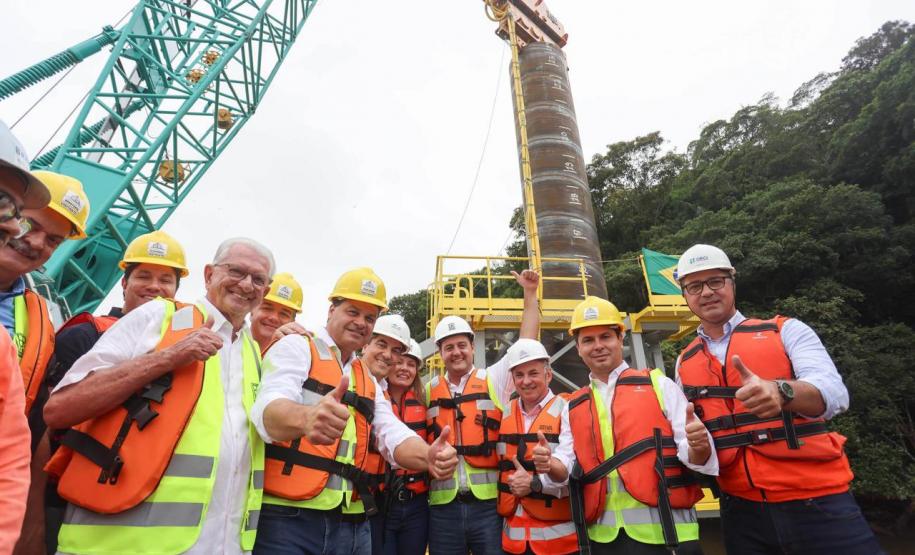Representantes reunidos para fundação da primeira estaca da Ponte de Guaratuba