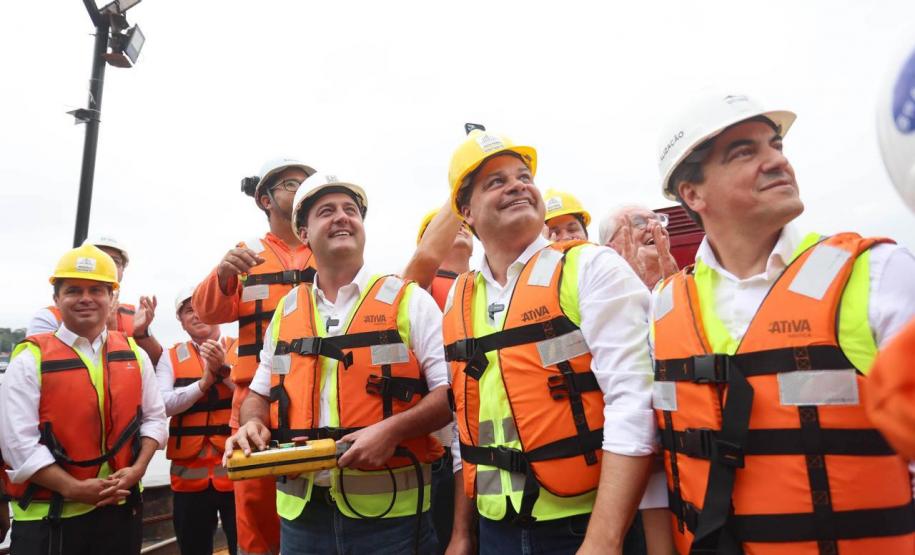 Governador Ratinho Junior, Sandro Alex (SEIL), Fernando Furiatti (DER/PR) e outros representantes dão início as obras da Ponte de Guaratuba.