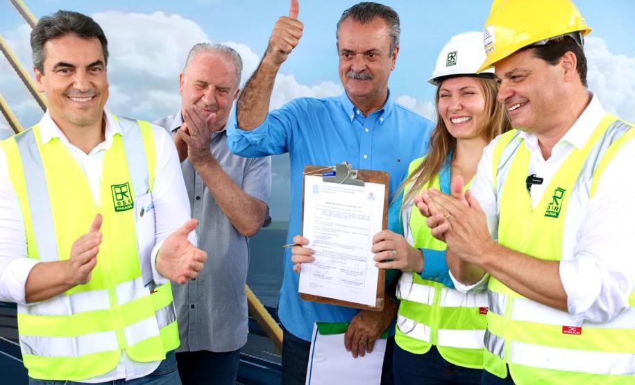Fernando Furiatti (Diretor Presidente DER/PR), Everton Souza (Diretor Presidente IAT), Janice Kazmierczak (Diretora Técnica DER/PR) e Sandro Alex (Secretário SEIL) comemoram a emissão da LI para a construção da Ponte de Guaratuba.