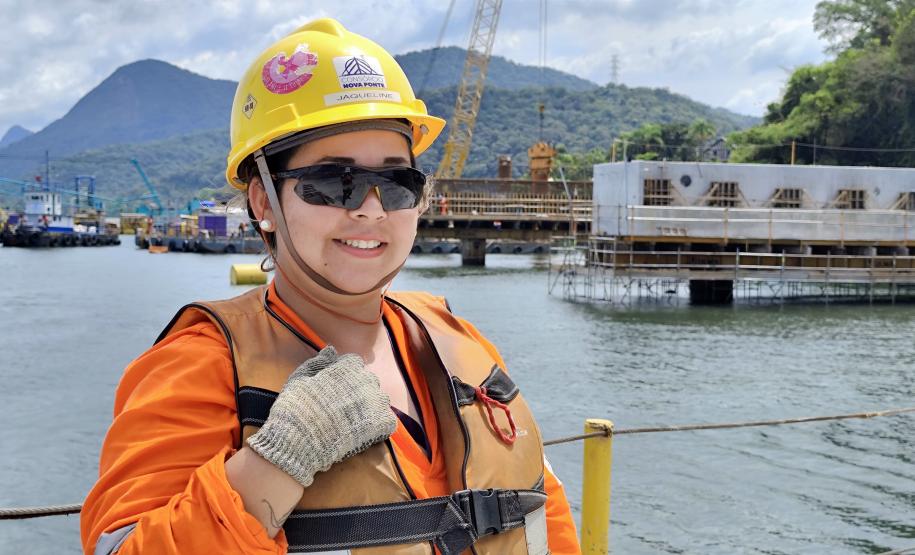 Jacqueline Alves Serafim, marinheira de convés, que atua na obra da Ponte de Guaratuba, diz: “adoto a ideia de acidente zero cuidando de mim e do próximo”