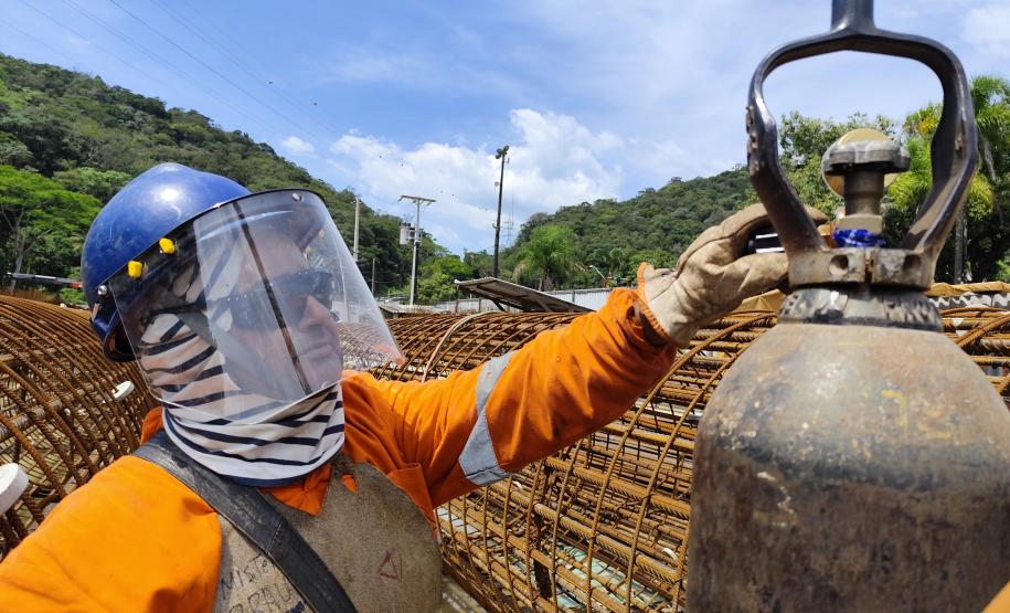 O uso de Equipamento de Proteção Individual (EPI) é obrigatório em toda a área da obra da Ponte de Guaratuba
