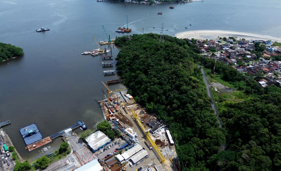 A imagem aérea mostra o progresso das obras da Ponte de Guaratuba, que atingem 32% de execução