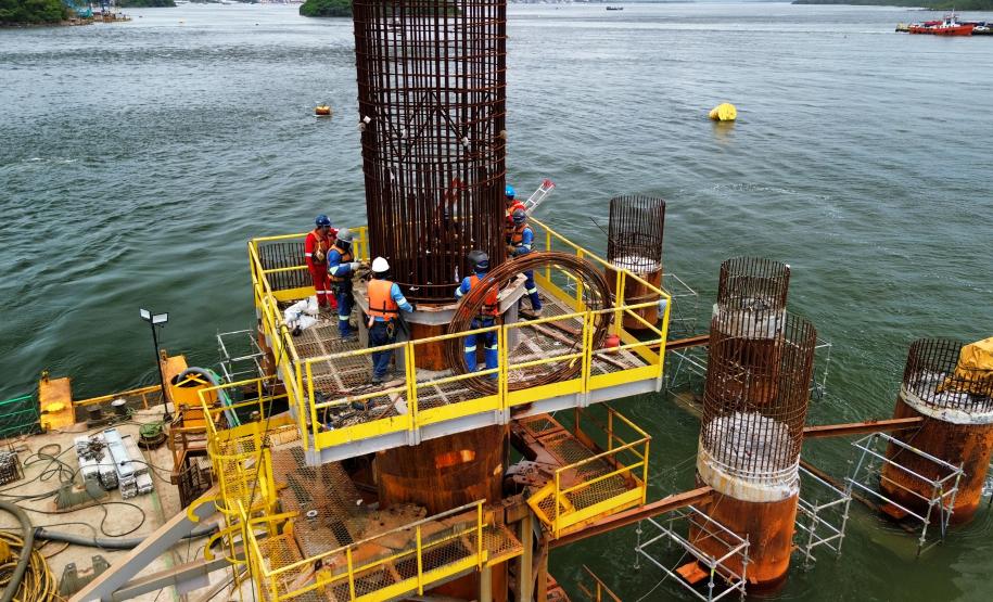 Obras da Ponte de Guaratuba chegam a 32% de execução e marcam progresso no trecho estaiado. Foto mostra oito estacas concluídas e trabalhadores colocando a armadura de aço para a concretagem