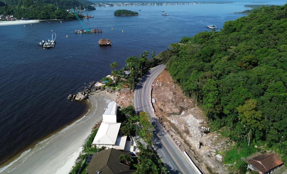 Obras da Ponte de Guaratuba chegam a 32% de execução e marcam progresso no trecho estaiado. Foto mostra obras no acesso a ponte pelo lado de matinhos