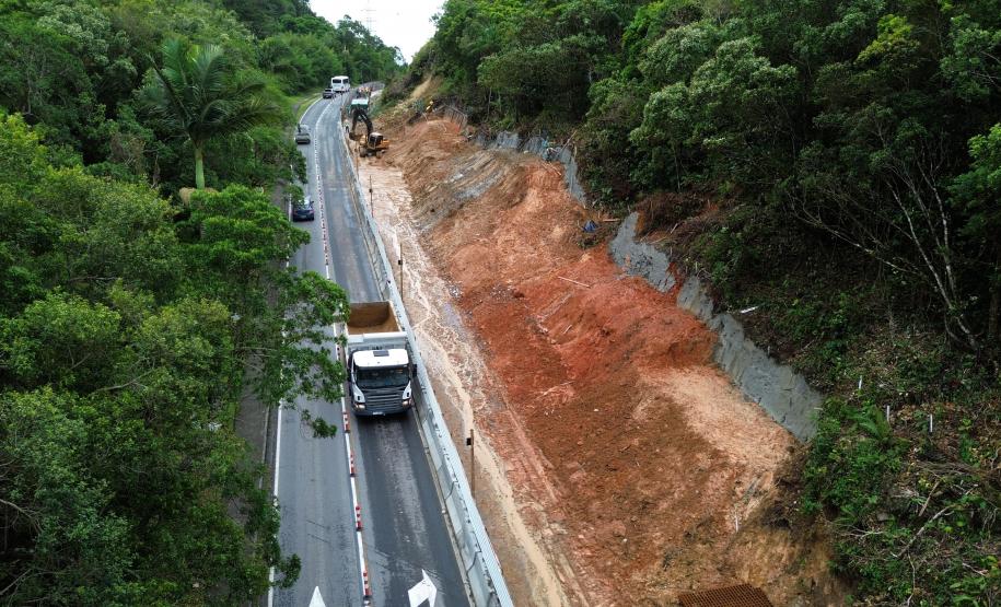 Obras da Ponte de Guaratuba chegam a 32% de execução e marcam progresso no trecho estaiado. Foto mostra obras no acesso a ponte pelo lado de guaratuba
