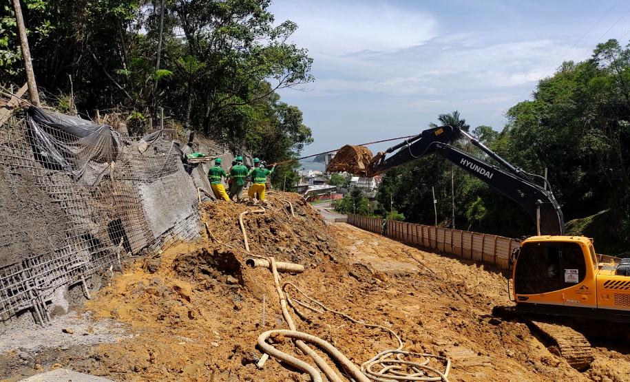 Obras da Ponte de Guaratuba chegam a 32% de execução e marcam progresso no trecho estaiado. Foto mostra obras no acesso a ponte pelo lado de guaratuba