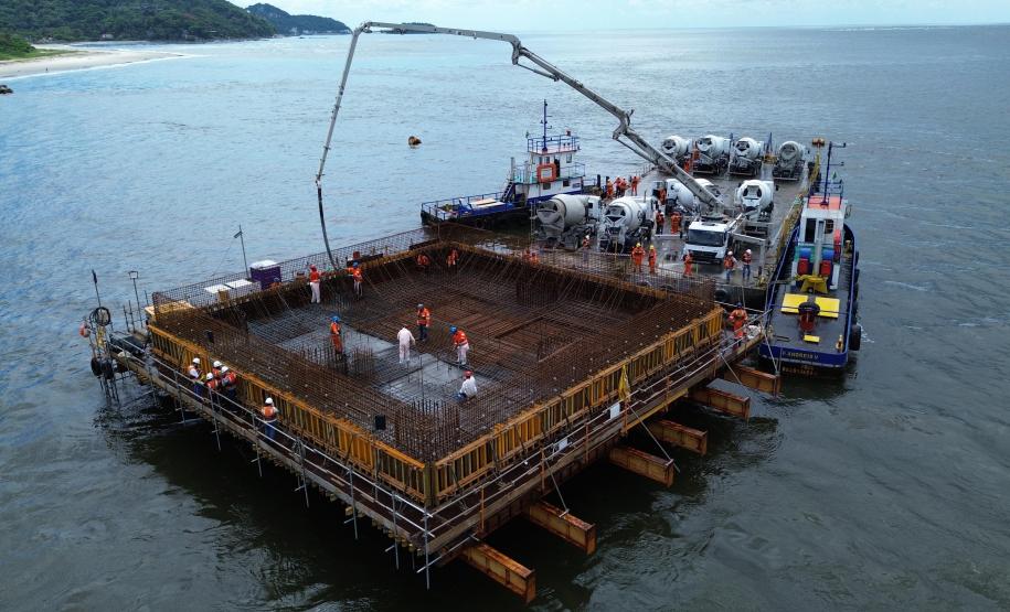 concretagem do bloco de coroamento das estacas do apoio 4 do trecho estaiado da ponte de guaratuba