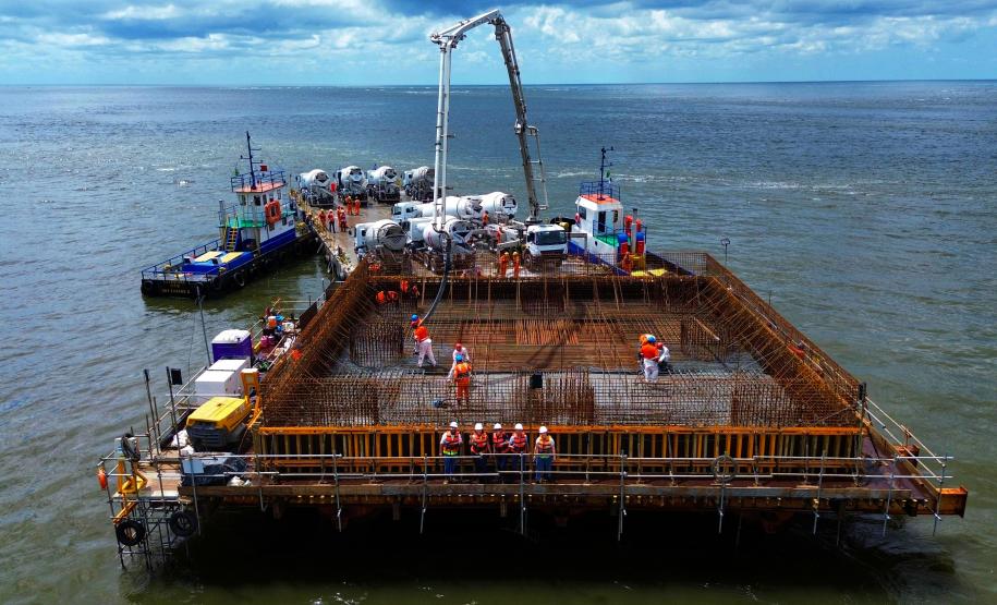 concretagem do bloco de coroamento das estacas do apoio 4 do trecho estaiado da ponte de guaratuba
