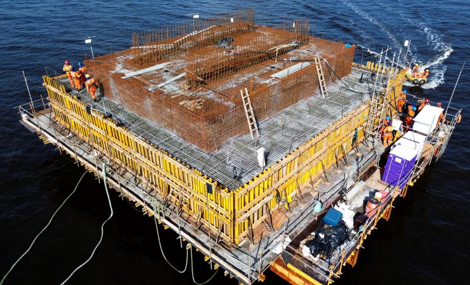 concretagem do bloco de coroamento das estacas do apoio 4 do trecho estaiado da ponte de guaratuba