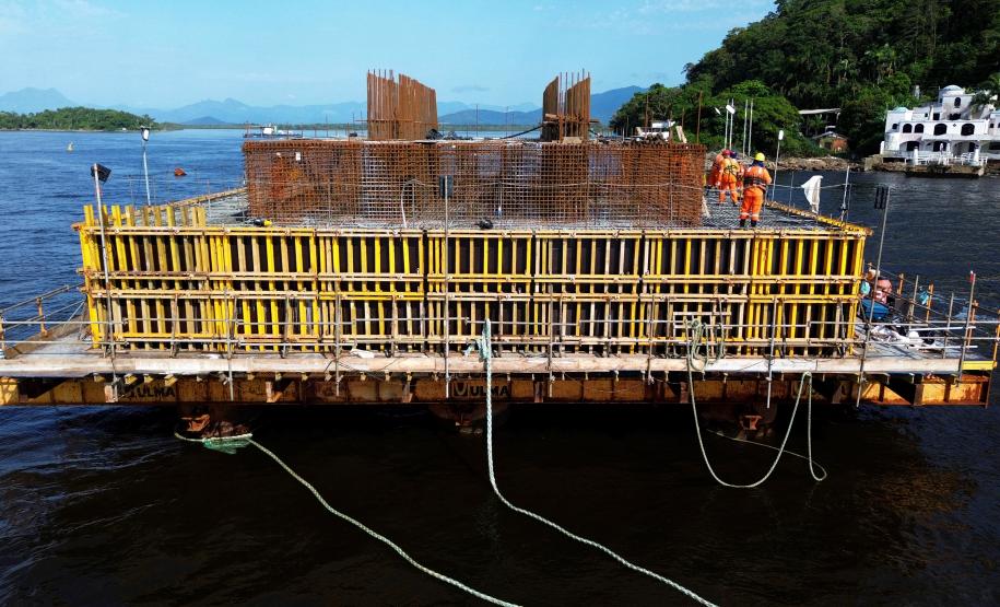 concretagem do bloco de coroamento das estacas do apoio 4 do trecho estaiado da ponte de guaratuba