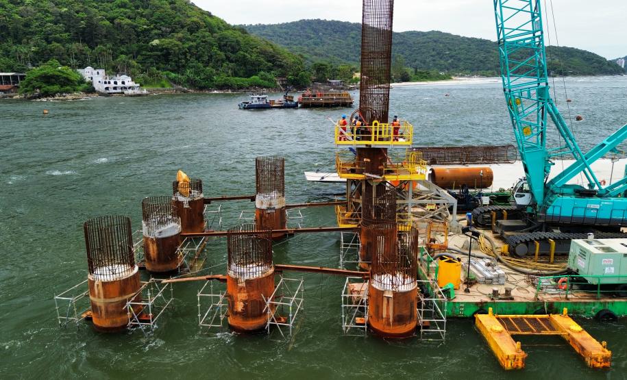 Obras da Ponte de Guaratuba chegam a 32% de execução e marcam progresso no trecho estaiado. Foto mostra oito estacas concluídas e trabalhadores colocando a armadura de aço para a concretagem