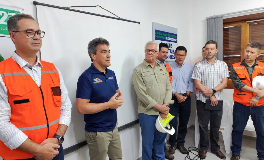 Furiatti, diretor geral do DER/PR fala sobre as obras da Ponte de Guaratuba são acompanhadas pelo vice-governador, lideranças de Engenharia, autoridades e entidade de integração do Paraná