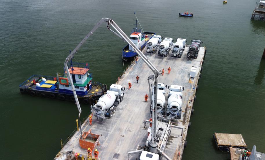 Para apoiar o trabalho, que acontece 24 horas por dia, são 5 embarcações que prestam suporte náutico,