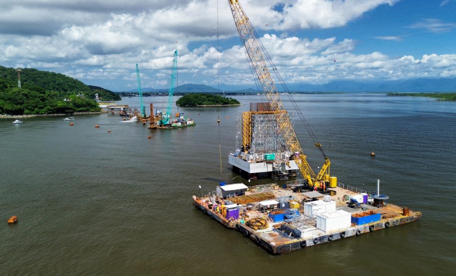 Para apoiar o trabalho, que acontece 24 horas por dia, são 5 embarcações que prestam suporte náutico,