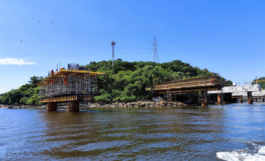 Obras da Ponte de Guaratuba chegam a 44,2% de execução com início de nova fase da estrutura estaiada