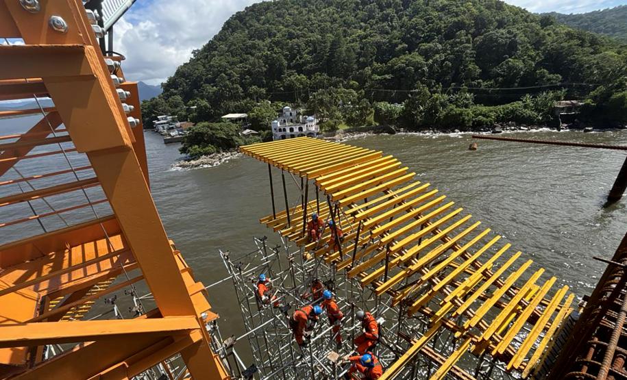 Começa construção da superestrutura da parte estaiada da Ponte de Guaratuba