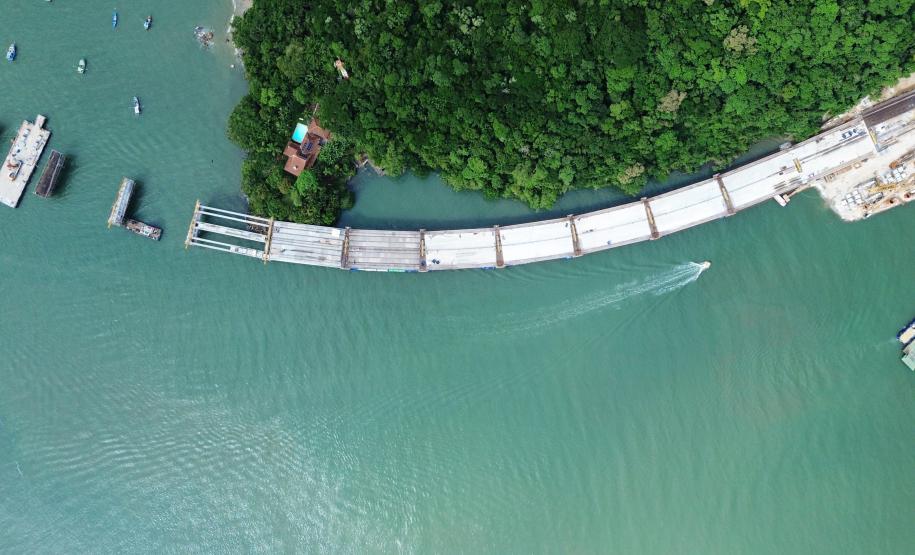 No trecho pré-moldado, houve a continuidade do lançamento de placas pré-moldadas de concreto, também conhecidas como pré-lajes sobre as vigas longarinas, onde posteriormente servem de forma para consolidação da laje.