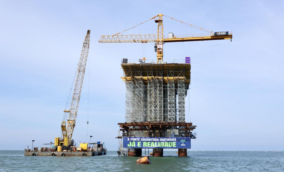 Sobre o trecho estaiado, o boletim de obras destaca que a infra (estacas e blocos de coroamento) e mesoestrutura (pilares) das torres principais estão finalizadas.