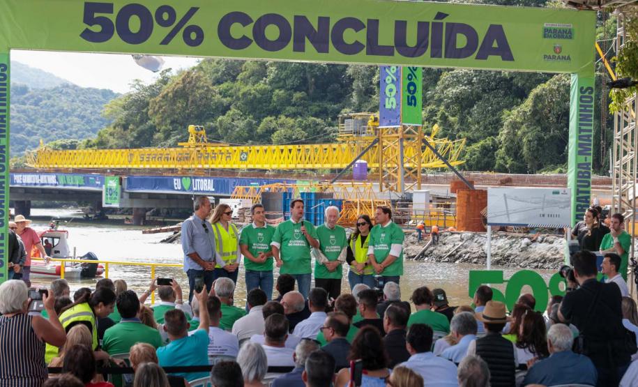 Em ritmo acelerado, a construção da Ponte de Guaratuba chegou à metade da execução. O governador Carlos Massa Ratinho Junior esteve no canteiro de obras, nesta quinta-feira (1), para acompanhar a evolução da obra.