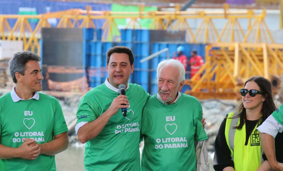 Em ritmo acelerado, a construção da Ponte de Guaratuba chegou à metade da execução. O governador Carlos Massa Ratinho Junior esteve no canteiro de obras, nesta quinta-feira (1), para acompanhar a evolução da obra.