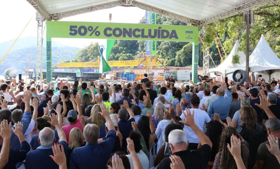 Em ritmo acelerado, a construção da Ponte de Guaratuba chegou à metade da execução. O governador Carlos Massa Ratinho Junior esteve no canteiro de obras, nesta quinta-feira (1), para acompanhar a evolução da obra.