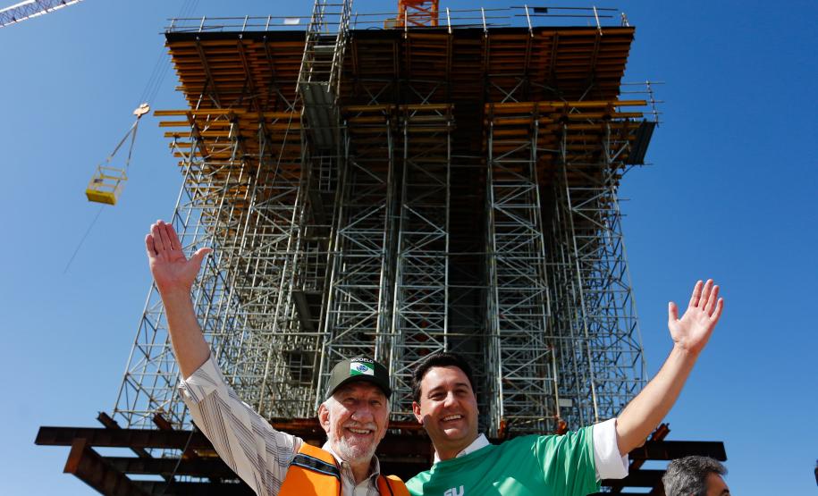 Em ritmo acelerado, a construção da Ponte de Guaratuba chegou à metade da execução. O governador Carlos Massa Ratinho Junior esteve no canteiro de obras, nesta quinta-feira (1), para acompanhar a evolução da obra.