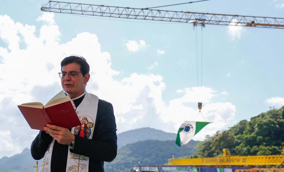 Em ritmo acelerado, a construção da Ponte de Guaratuba chegou à metade da execução. O governador Carlos Massa Ratinho Junior esteve no canteiro de obras, nesta quinta-feira (1), para acompanhar a evolução da obra.