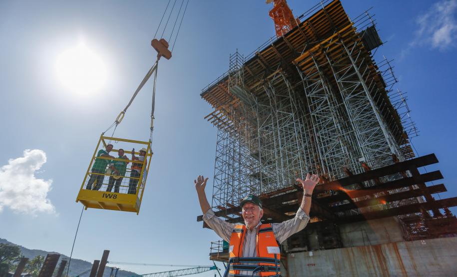 Em ritmo acelerado, a construção da Ponte de Guaratuba chegou à metade da execução. O governador Carlos Massa Ratinho Junior esteve no canteiro de obras, nesta quinta-feira (1), para acompanhar a evolução da obra.