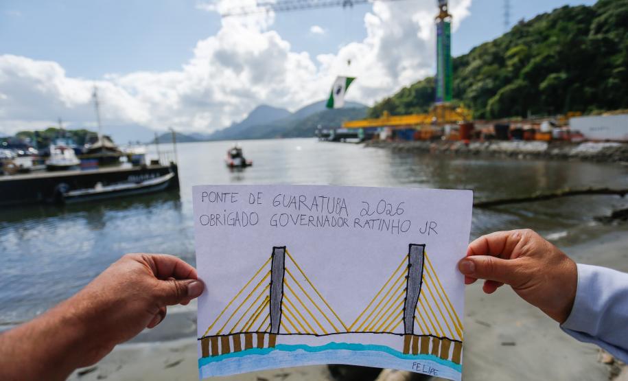 Em ritmo acelerado, a construção da Ponte de Guaratuba chegou à metade da execução. O governador Carlos Massa Ratinho Junior esteve no canteiro de obras, nesta quinta-feira (1), para acompanhar a evolução da obra.