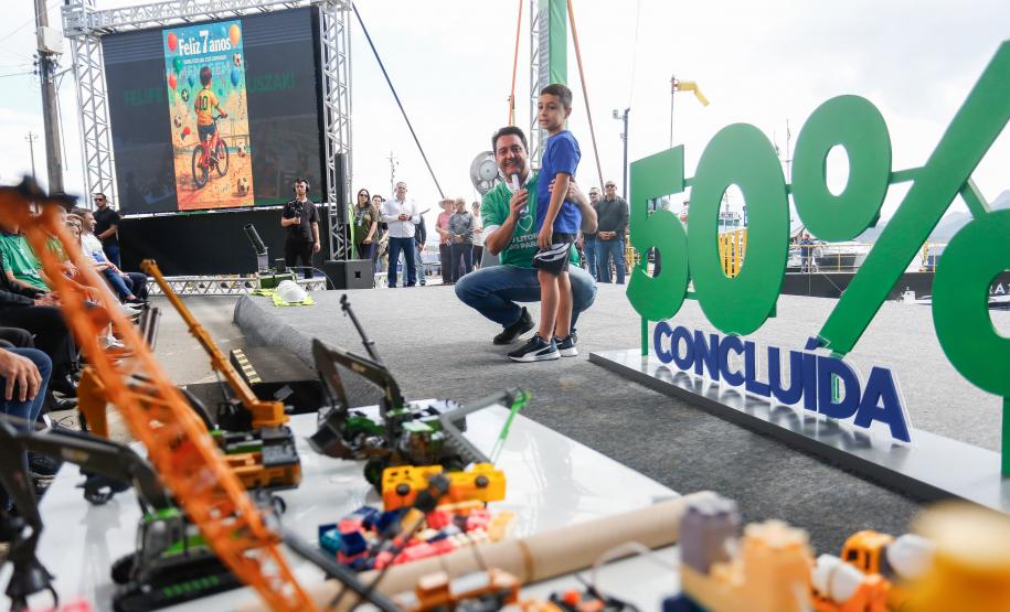 Em ritmo acelerado, a construção da Ponte de Guaratuba chegou à metade da execução. O governador Carlos Massa Ratinho Junior esteve no canteiro de obras, nesta quinta-feira (1), para acompanhar a evolução da obra.